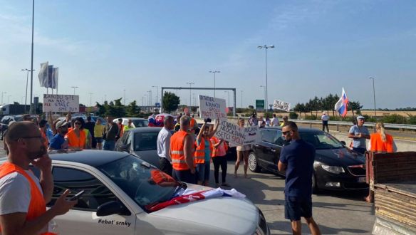 Tüntetők lezárták a komáromi határátkelőhelyet, hogy így tiltakozzanak a szigorúbb határátlépés ellen