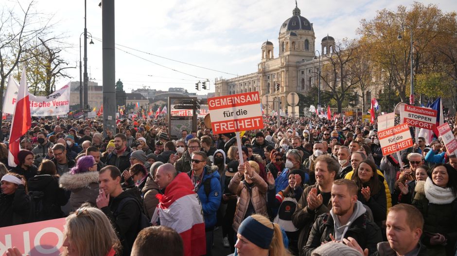 Akár 7200 euróra is megbüntethetik az oltatlanokat Ausztriában februártól