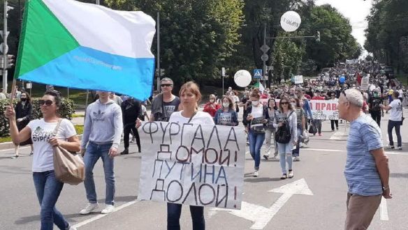 Tényleg Putyin ellen tüntet több tízezer ember az orosz Távol-Keleten? Nem, csak „galambokat etetni” mennek