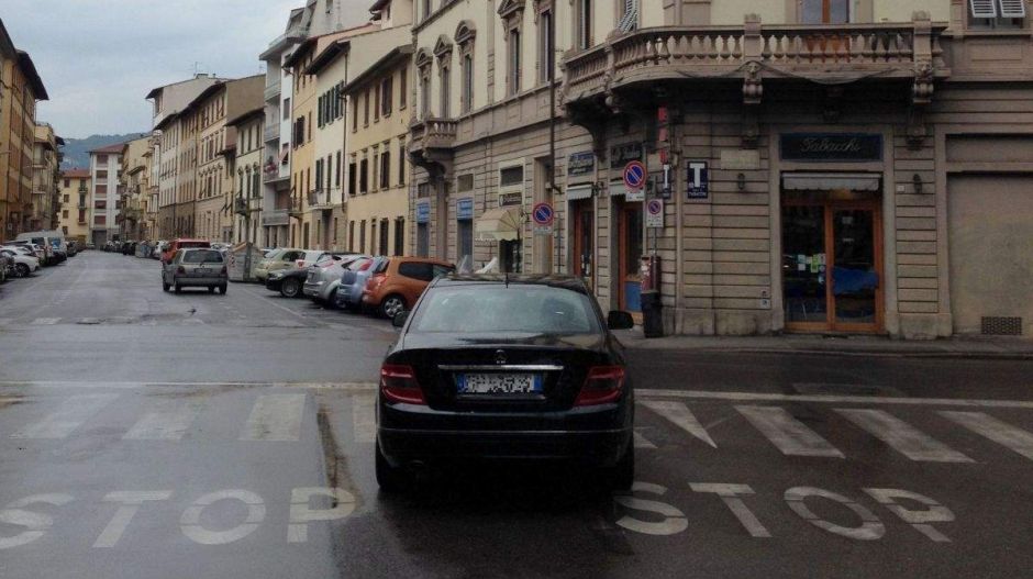 Itt egy autós, aki bemutatja, hogy kereszteződésben is simán le lehet parkolni