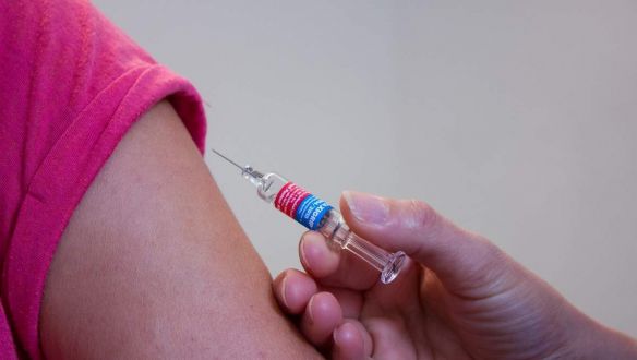 A britek beadták az első koronavírus elleni védőoltást, itthon is elkezdődött a regisztráció