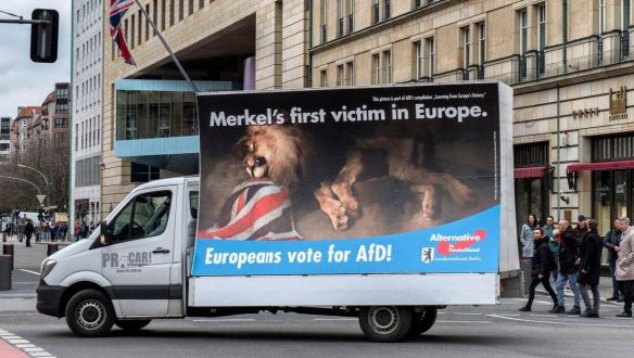 Művészettörténeti értékű plakátokkal kampányol a berlini AfD