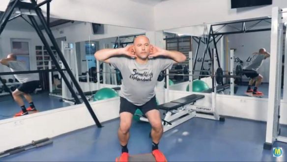 Király Gábor karrierje végére már a mozgás nélküli izmosodást reklámozza