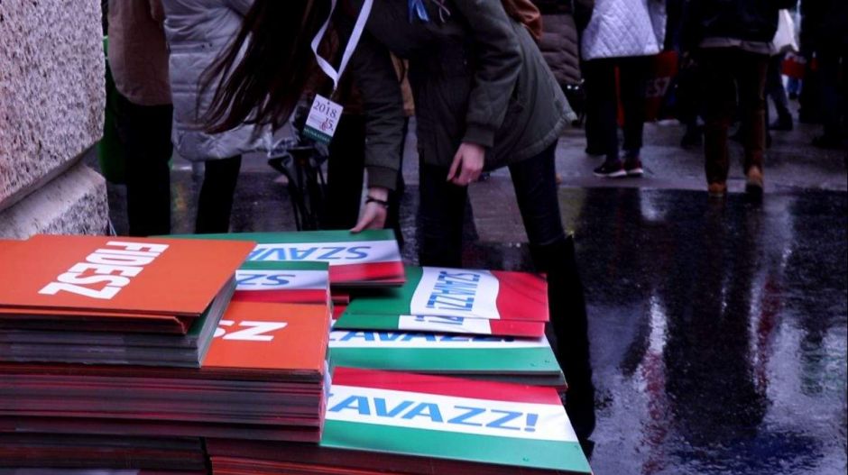 Az állami ünnepség munkatársai fideszes táblákat osztogattak a Kossuth téren
