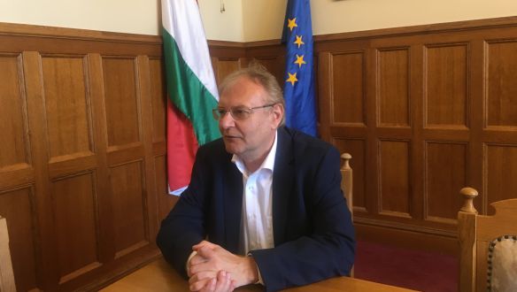 „Hát a nagy fenét volt benne a levegőben a Fidesz kétharmada” – Hiller István az „új feudalizmusról” az Azonnalinak