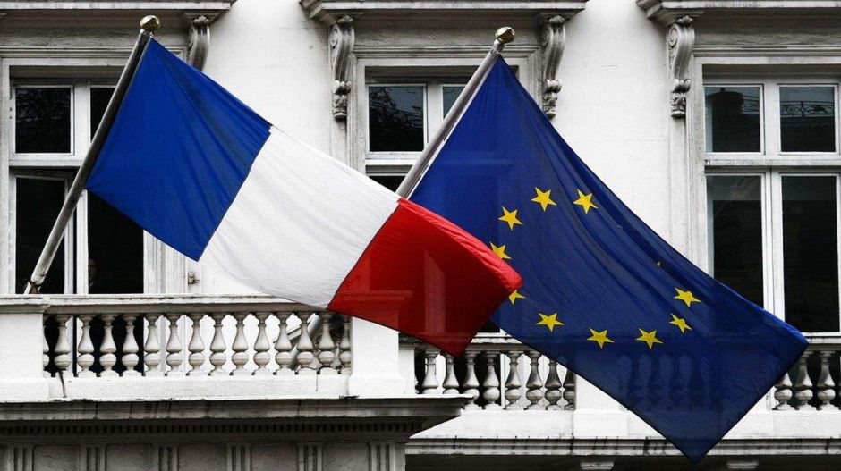 Kötelező lesz a francia osztálytermekben kirakni a nemzeti és az EU-s zászlót is