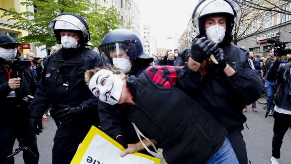 Drezdában a rendőröket, Stuttgartban a médiát is megtámadták a lezárások ellen tüntetők