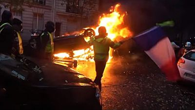 Akkora tüntetések folynak Párizsban, hogy Macronék már a szükségállapotot sem zárják ki