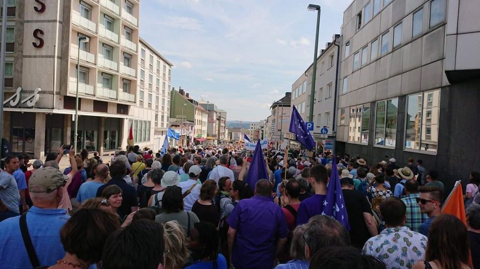 Tízezren tüntettek Kasselben száz szélsőjobbos ellen