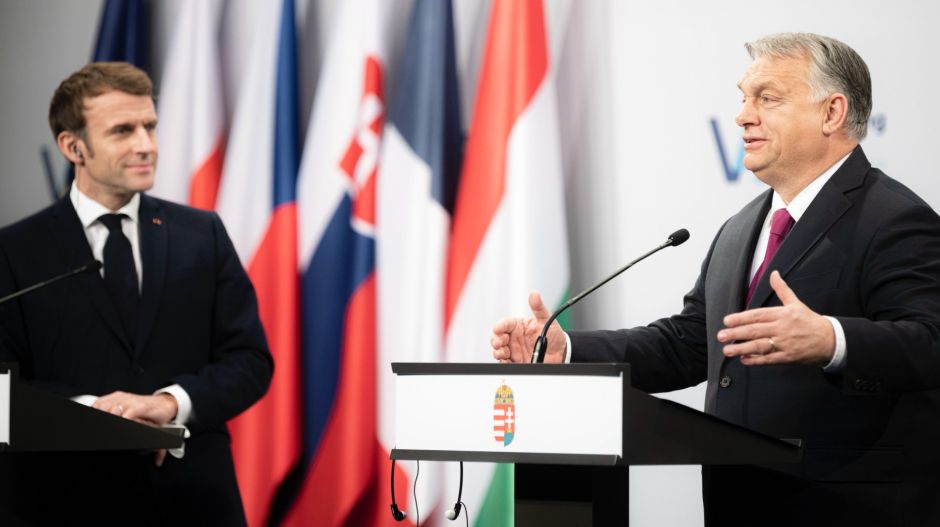 Egy budai luxusétteremben tárgyalt Orbán Macronnal és a V4-es kormányfőkkel