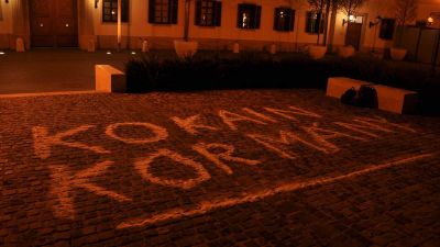 Kokainkormány – festette fel Orbán irodája elé a Momentum