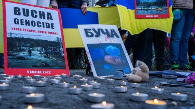 A földön feküdve emlékeztek a bucsai mészárlásra az ukránok Budapesten