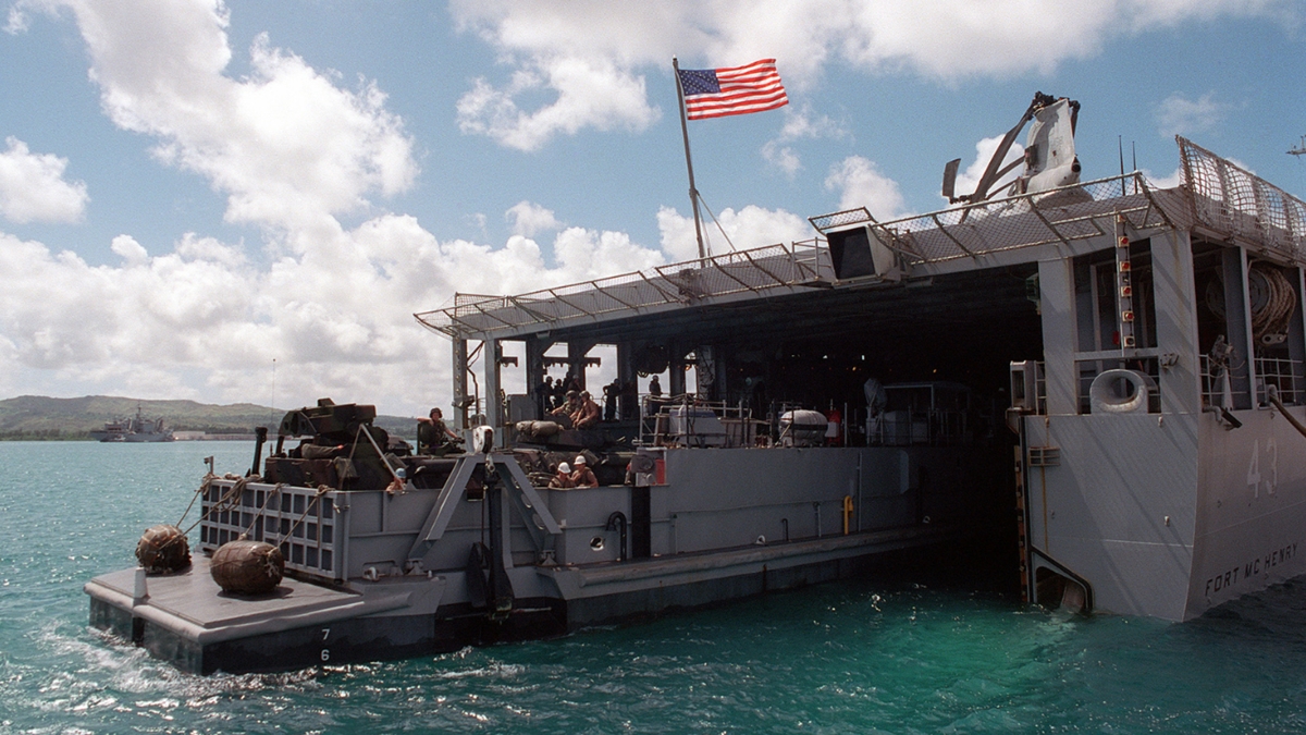A USS Fort McHenry legénysége partraszállást gyakorol a csendes-óceáni Guámban – FOTÓ: USMC / Penny Surdukan