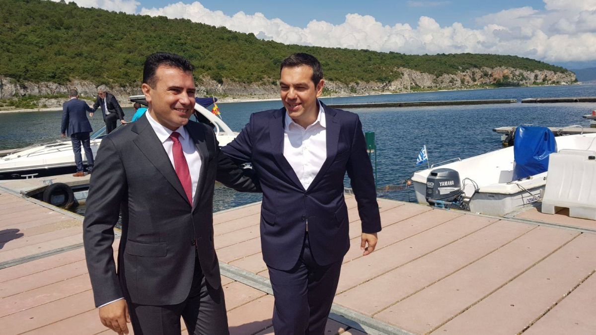 Zoran Zaev macedón és Alekszisz Ciprasz görög kormányfő