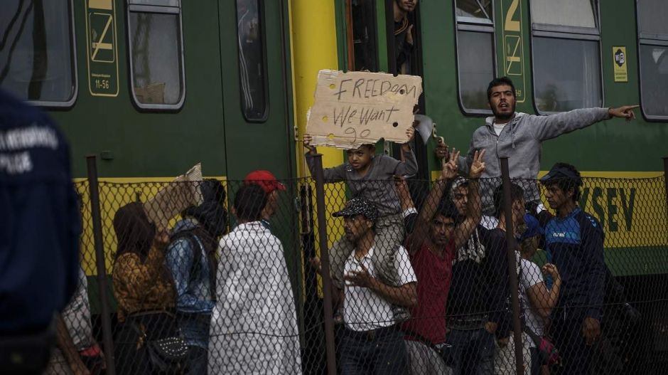 Magyarország, nem akarsz menekülteket? Jó, akkor segíts a kitoloncolásukban!