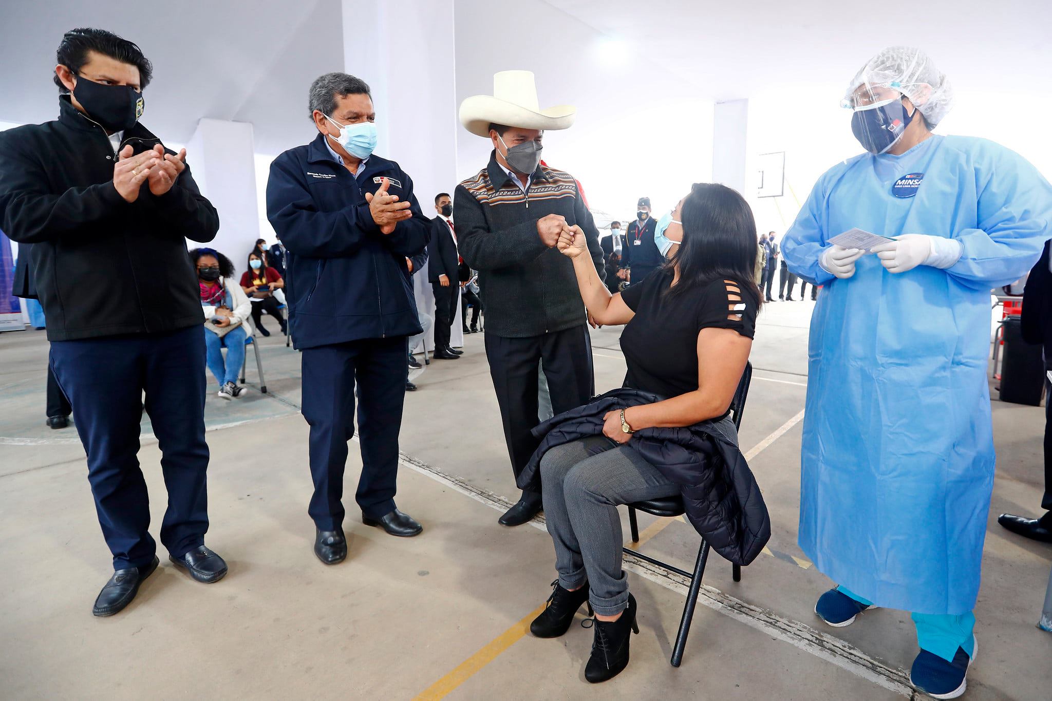Az perui elnök, Pedro Castillo látogat meg egy oltópontot még szeptemberben.