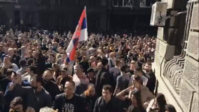 Nem sikerült bezárniuk az elnököt a hivatalába a szerb tüntetőknek: a rendőrség elé vonultak