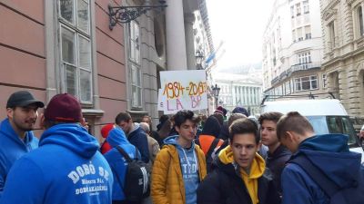Iskolások tüntetnek az atlétikai világbajnokságért a budapesti Városházánál