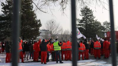 Már három napja sztrájkolnak a győri Audi-gyárban, a németországi központtal akarnak beszélni a dolgozók