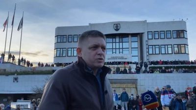 Kommunisták, fasiszták, focihuligánok és Fico: Pozsonyban ezrek tüntettek Matovič és a korlátozások ellen