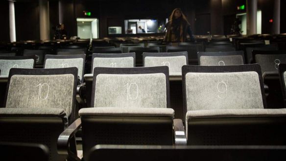 A színházakban és mozikban terjed legkevésbé a vírus, mégis zárva maradnak