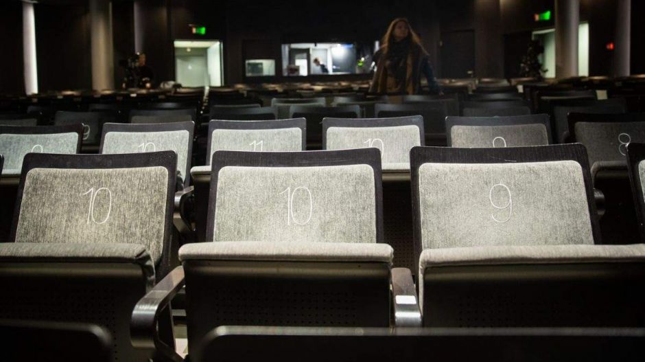 A színházakban és mozikban terjed legkevésbé a vírus, mégis zárva maradnak