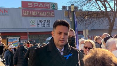 „Orbánhoz valahogy nem tud odamenni egy nyugdíjas, hogy állon vágja” – egy kampánynap Márki-Zay Péterrel