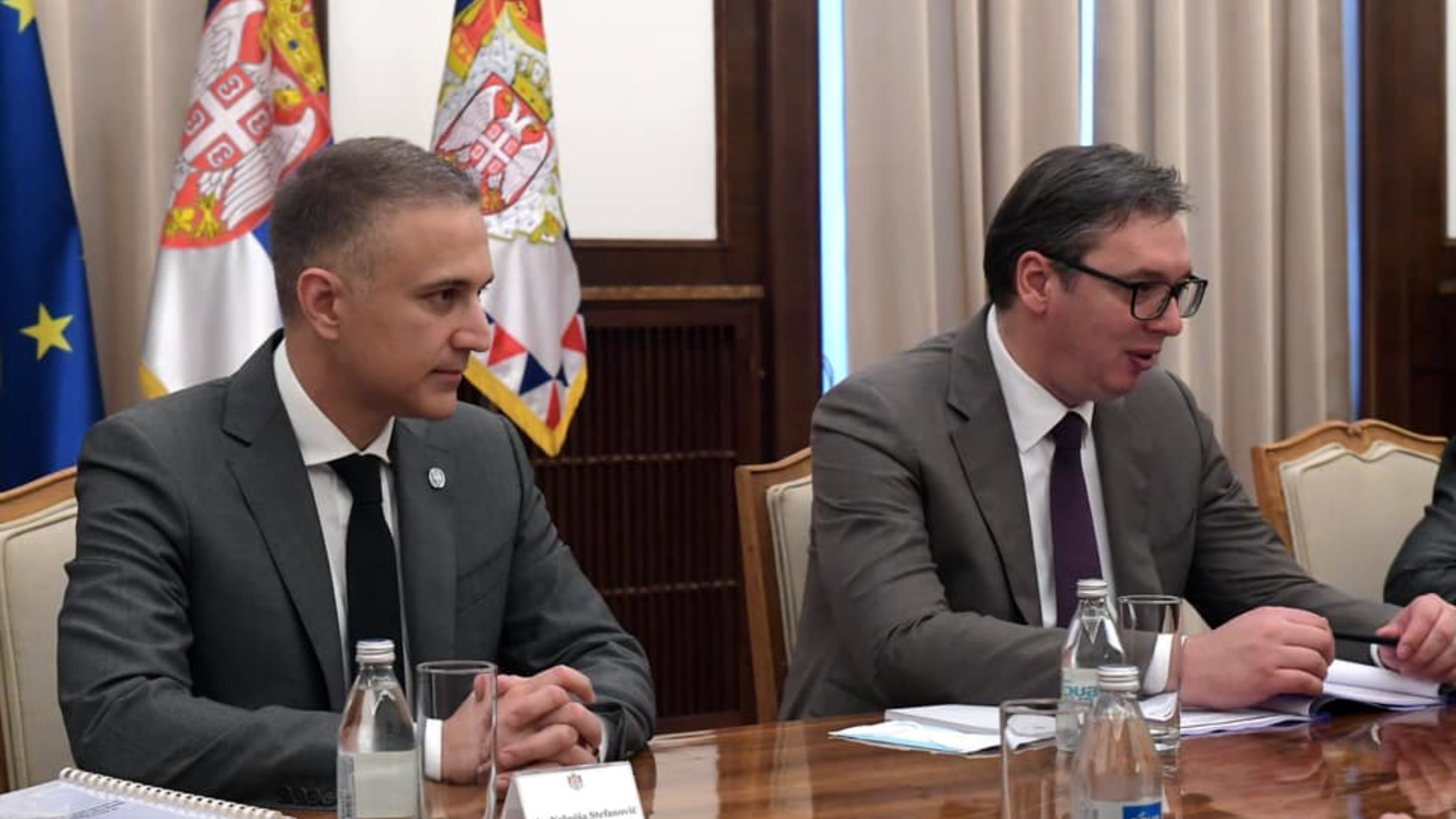 Az elnök korábbi jobbkeze, Nebojša Stefanović (balra) és Aleksandar Vučić között egyre leplezetlenebb az ellentét. 