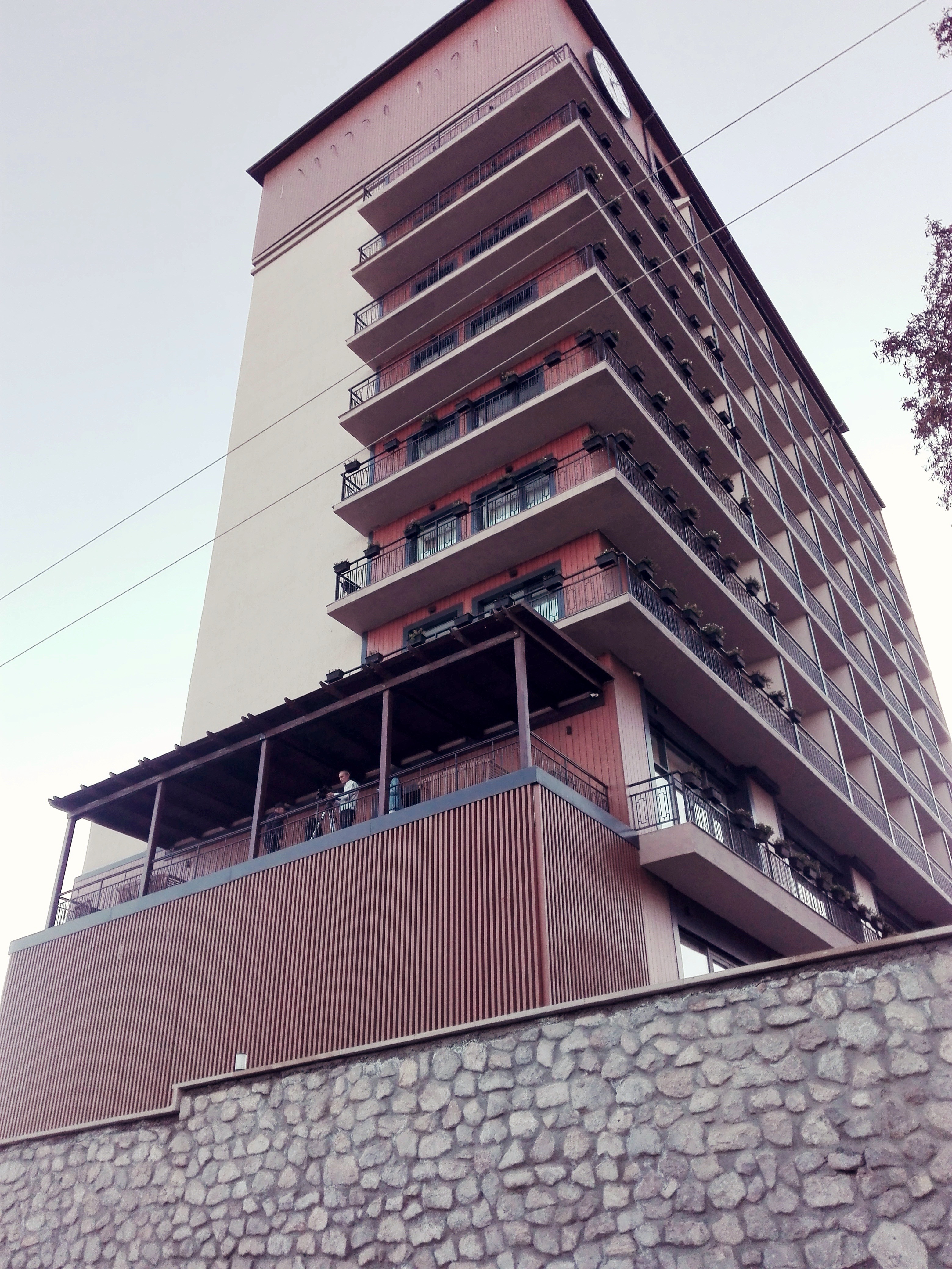 Susa egyik hotele. Jelenleg hármat állítottak helyre és leginkább a város felújításában résztvevő dolgozók laknak benne.