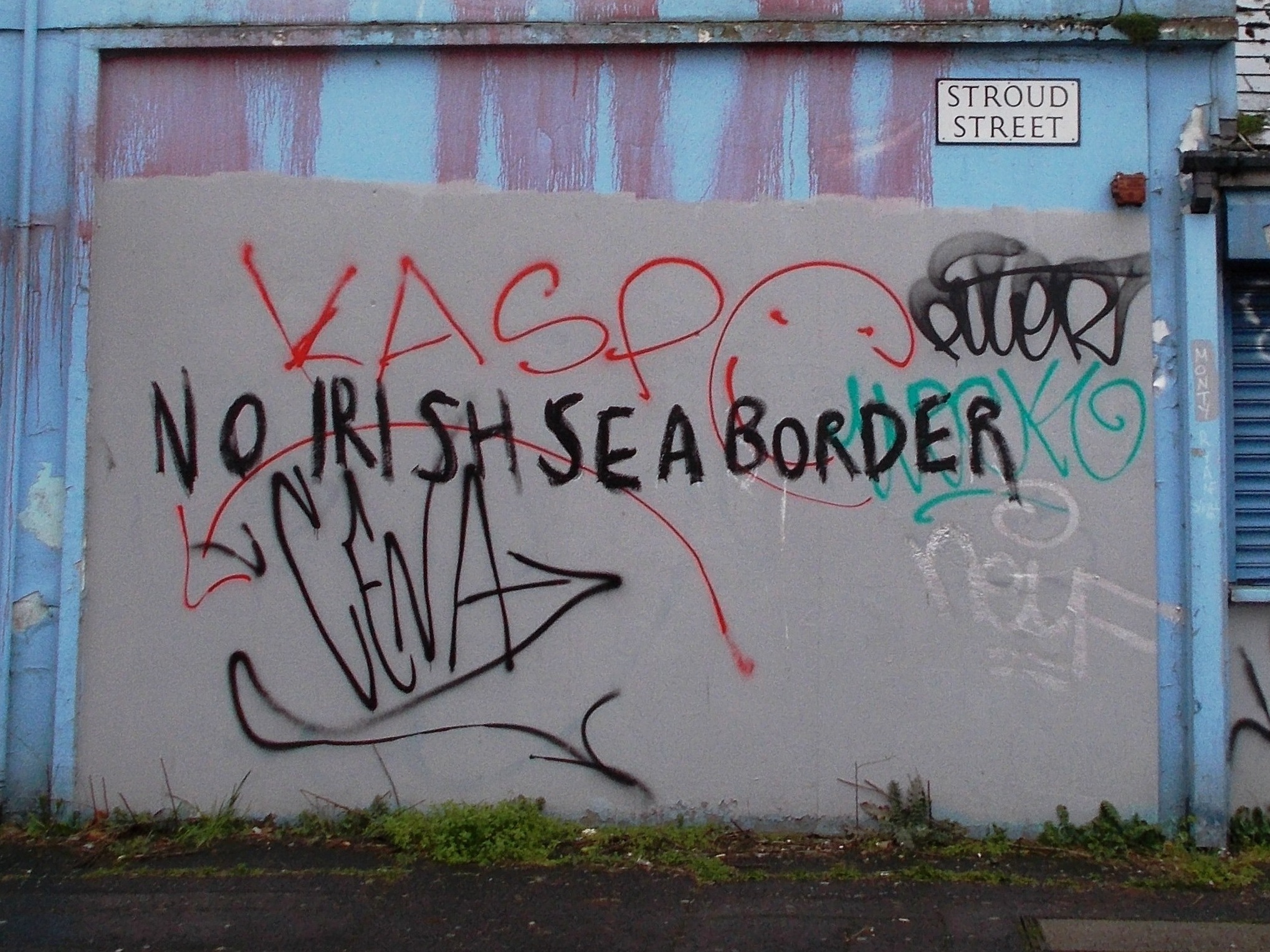Unionista falfirka Belfastban, Észak-Írországban. A falfirkán a Nagy-Britannia és Észak-Írország közötti kereskedelmi határt kritizálják.