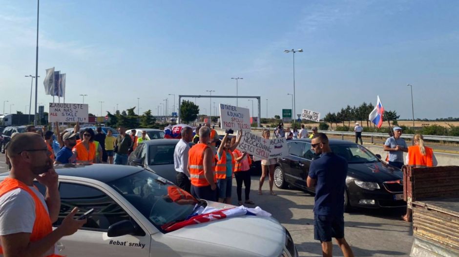 Tüntetők lezárták a komáromi határátkelőhelyet, hogy így tiltakozzanak a szigorúbb határátlépés ellen