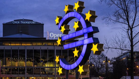 Eladó az ikonikus frankfurti eurószobor