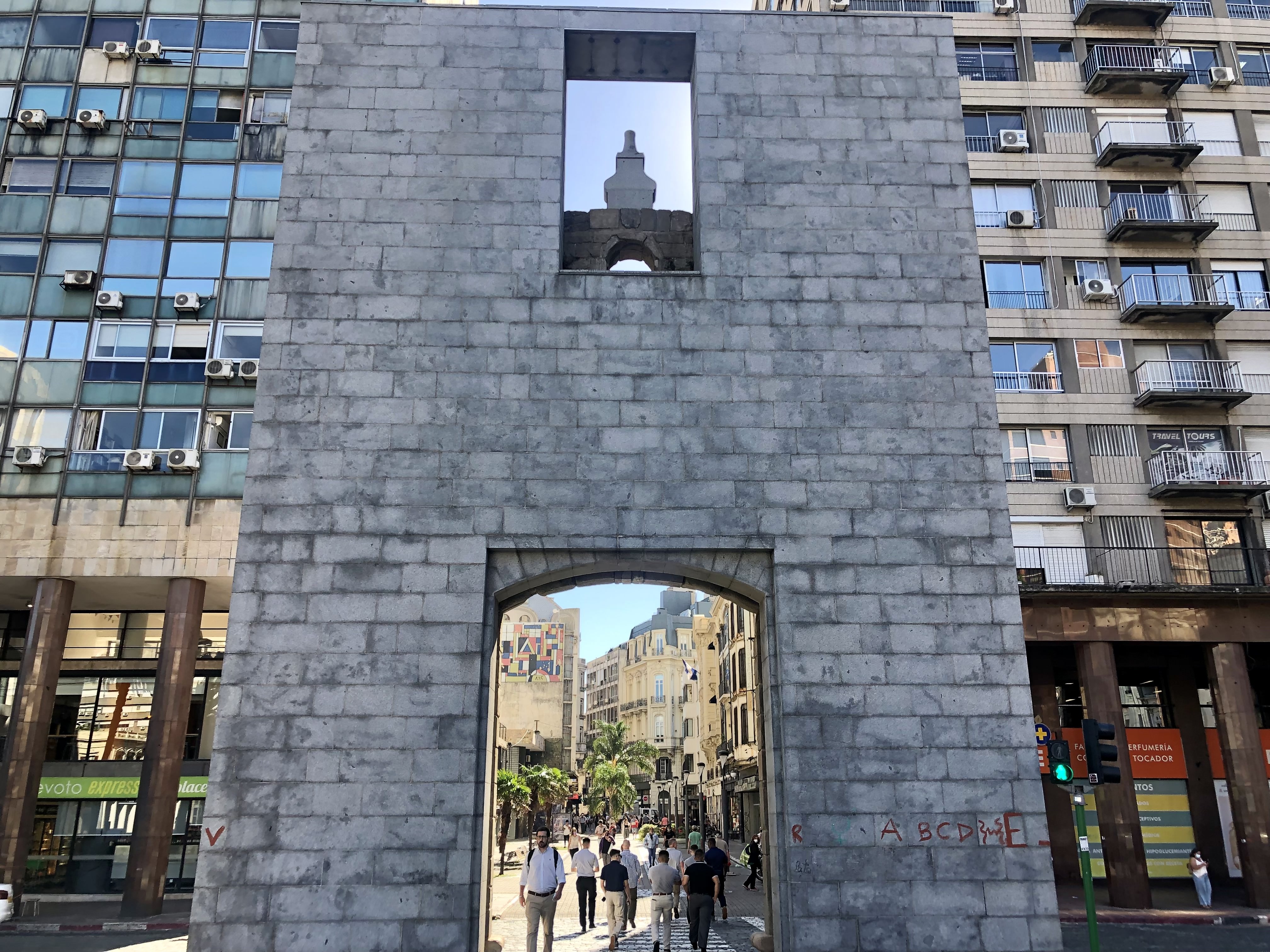 Ezen a kapun lépünk be Montevideo óvárosába.