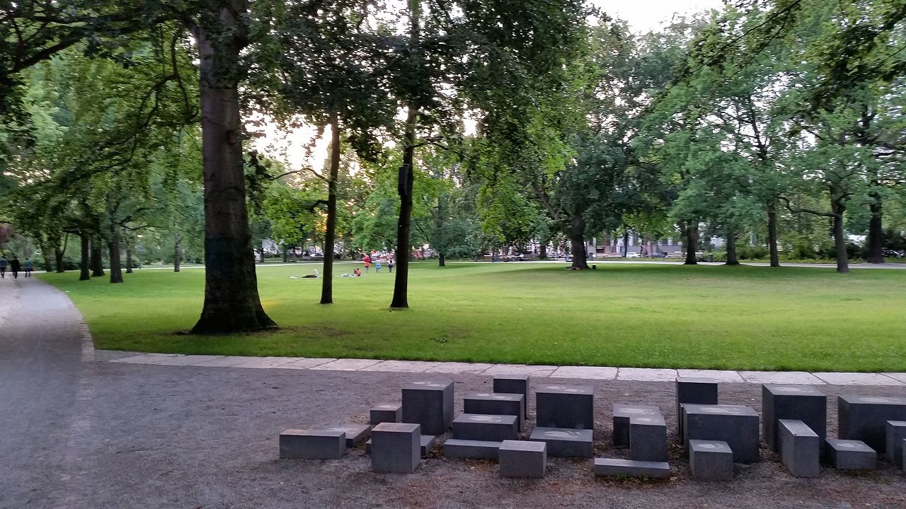 A Berlin központjától nem messze található Kleiner Tiergarten még 2016 júniusában. Ebben a parkban történt a gyilkosság.