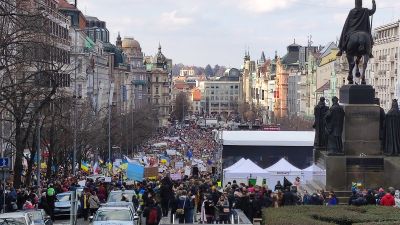 Több tízezer ember vonult az utcára Prágában, hogy az orosz offenzíva ellen tüntessen