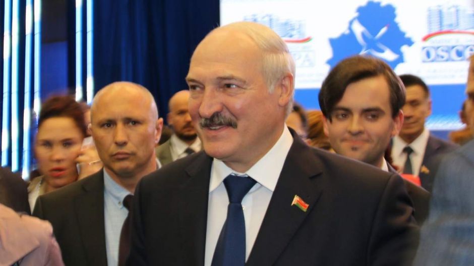 A koronavírus-járványra hivatkozva Lukasenka megtiltotta, hogy a lakosok elhagyják Belaruszt