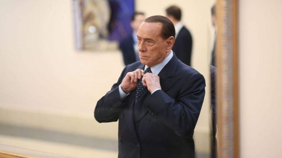 Berlusconi már nem olyan fickós, mint régen: a harmadik után elalszik