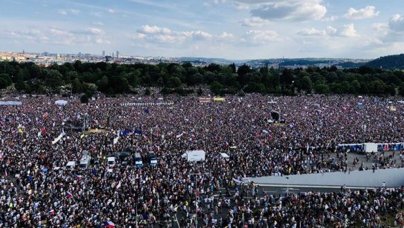 250 ezren tüntettek Prágában a miniszterelnök lemondását követelve