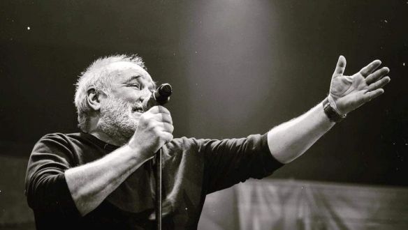 Meghalt az énekes, akit a kocsmák zenegépeitől az értelmiségi szalonokig mindenki szeretett a Balkánon
