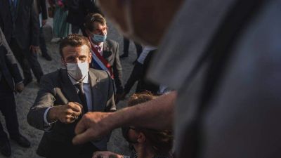 Monarchista jelszót kiabálva támadtak Macronra