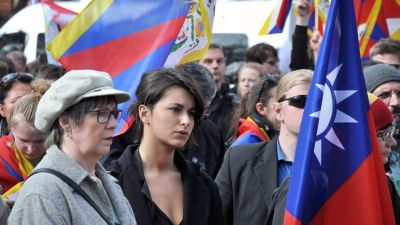 Ismét kitűzik a prágai városházára a tibeti zászlót
