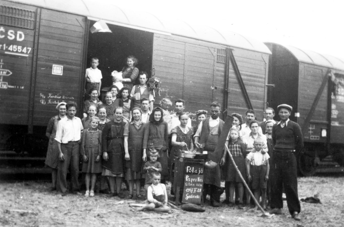 Szlovákiai magyar család Galántán a Magyarországra telepítés előtt 1946-ban