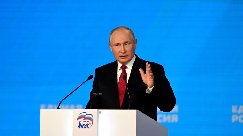 Pénzt osztogatnak Putyinék a nyugdíjasoknak és a katonáknak a választás évében