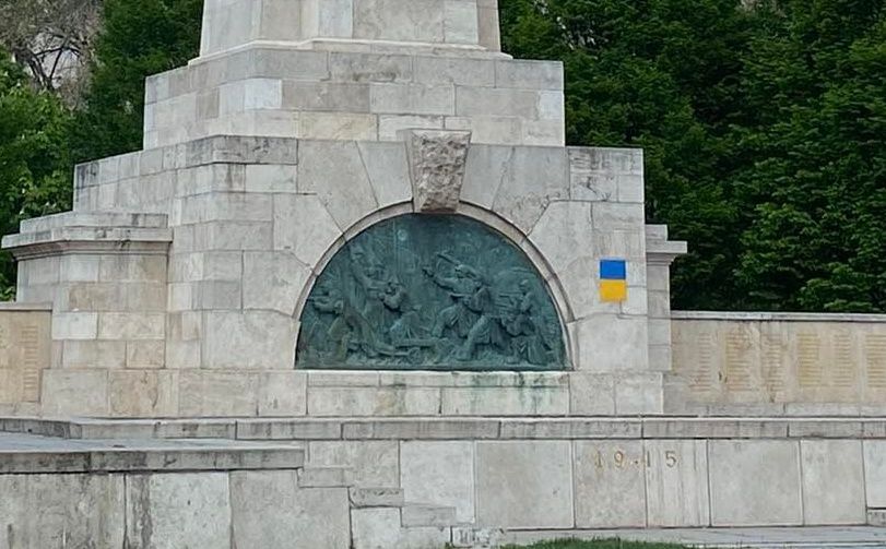 Ukrán zászlót tettek a szovjet háborús emlékműre Budapesten