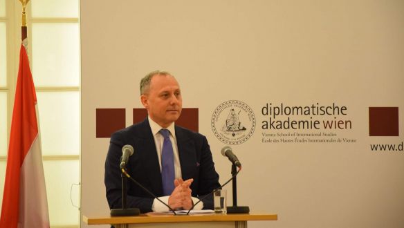 Így magyarázza meg az Orbán-kormány politikáját külföldön egy nagykövet