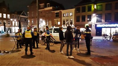 Kávéosztással békítette a rendőrség és a polgármester a lockdown-ellenes tüntetőket a holland városban