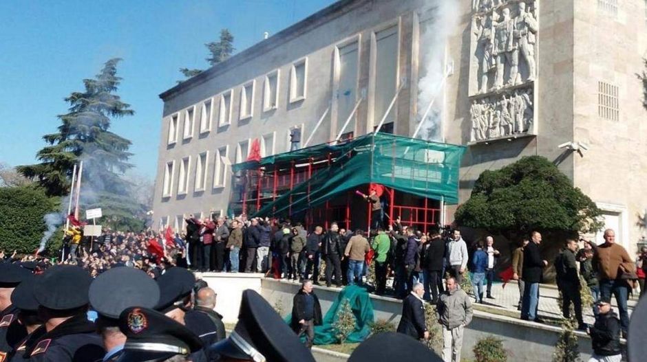 Több tízezren tüntettek Tiranában a kormány ellen