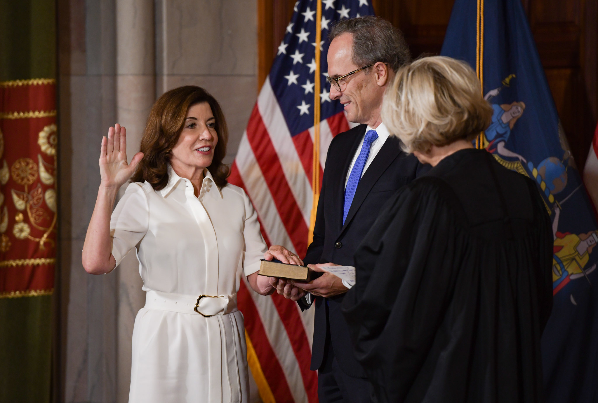 Kathy Hochult beiktatják New York állam kormányzói tisztségébe 2021. augusztus 21-én