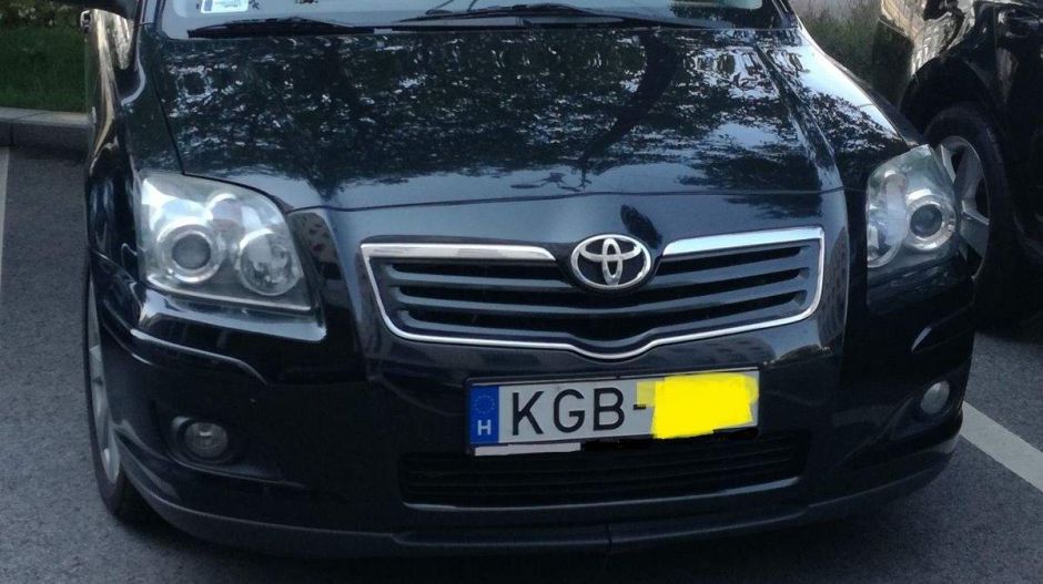 Megvan, melyik politikusé a KGB-s fekete autó