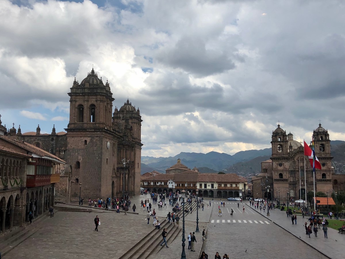 Cuzco, a hajdani Inka Birodalom fővárosának főtere. Cuzco már csak mostoha klímája miatt sem vidám hely, ráadásul a szállásokon sem fűtenek, úgyhogy egyrészt a magaslat miatt alig kapunk levegőt, másrészt szétfagyunk a hidegtől. Ezzel együtt a régmúltban, egy letűnt és talán újjáéledő civilizáció szívében járunk, ahol a 18. században kivégzett indiánvezért, Tupac Amarut máig visszavárják. A demográfiai trendek nekik kedveznek.